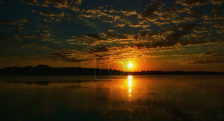 Téléchargez les photos : Plan panoramique de beau coucher de soleil dramatique pour fond - en image libre de droit