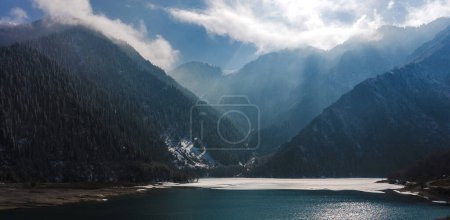 Téléchargez les photos : Vue paysage d'une rivière propre dans les montagnes, Kazakhstan - en image libre de droit