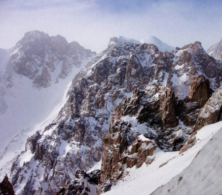 Téléchargez les photos : Pics de montagnes enneigées, voyage au Kazakhstan - en image libre de droit