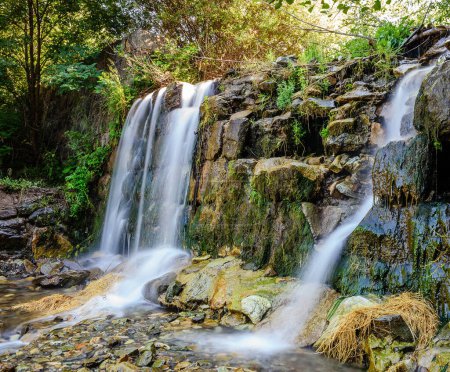 Téléchargez les photos : Belle cascade dans la forêt, lieu de voyage sur le fond - en image libre de droit