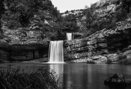 Téléchargez les photos : Cascade avec des rochers dans les montagnes. noir et blanc photo. - en image libre de droit