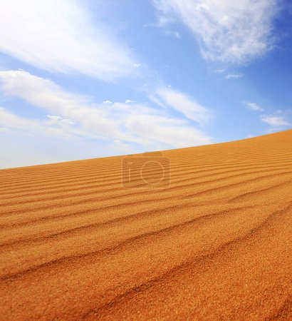 Téléchargez les photos : Paysages désertiques en journée avec ciel nuageux, nature au Koweït - en image libre de droit