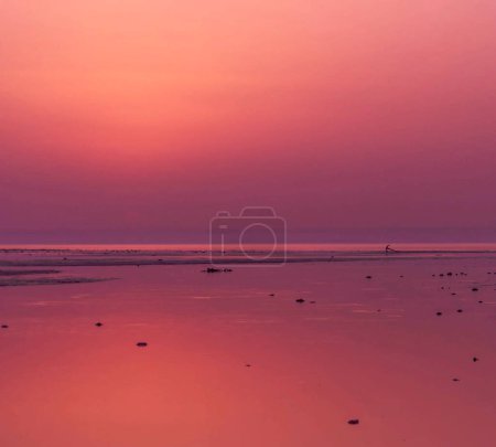 Téléchargez les photos : Coucher de soleil sur la mer d'Arabie, nature au Koweït. - en image libre de droit
