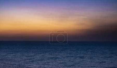 Téléchargez les photos : Coucher de soleil serein sur la mer d'Arabie, nature au Koweït. - en image libre de droit