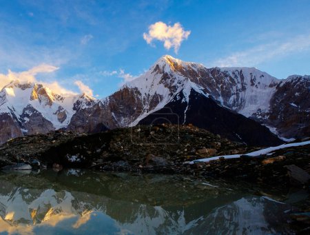 Foto de Plano escénico de hermosas montañas de Kirguistán - Imagen libre de derechos