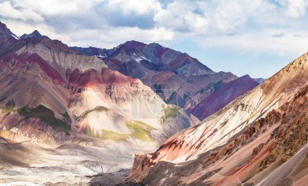 Téléchargez les photos : Plan panoramique de belles montagnes du Kirghizistan - en image libre de droit