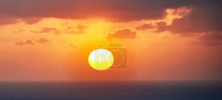 Téléchargez les photos : Plan panoramique de magnifique coucher de soleil sur la mer - en image libre de droit