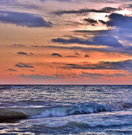 Foto de Paisaje de costa pacífica al atardecer, naturaleza en Libia. - Imagen libre de derechos