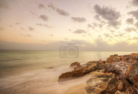 Téléchargez les photos : Arrière-plan paisible au bord de la mer, nature en Libye. - en image libre de droit