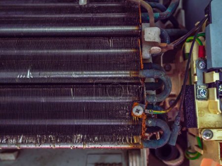 "panel de bobinas del evaporador del acondicionador de aire dañado con el polvo contaminado y las aletas dobladas"