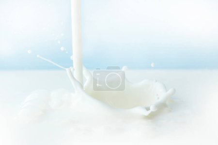 Téléchargez les photos : Lait ou éclaboussure liquide blanche. Contexte abstrait - en image libre de droit