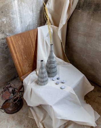Téléchargez les photos : Vases en céramique double faits à la main sur chaise en bois. Décor de maison. - en image libre de droit