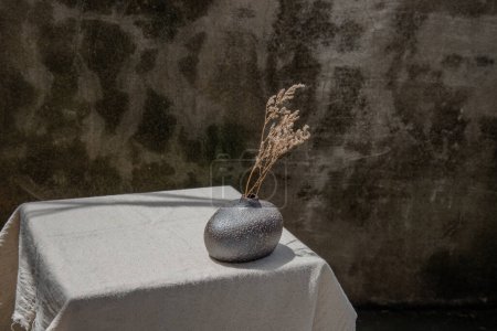 Foto de "Flores secas en jarrones de cerámica hechos a mano en la mesa. Decoración del hogar," - Imagen libre de derechos
