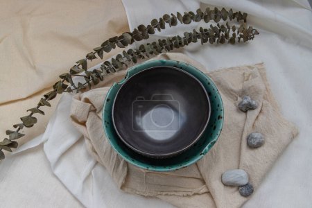 Téléchargez les photos : Ensemble de bol en céramique avec fleurs séchées. - en image libre de droit