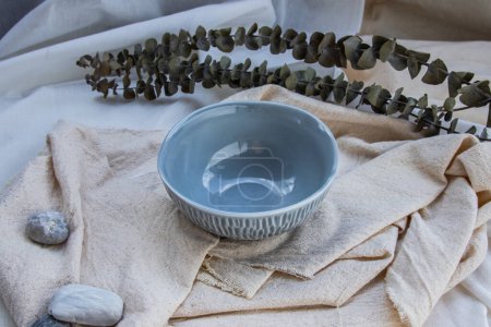 Téléchargez les photos : "Ceramics bowl with Dried flowers." - en image libre de droit