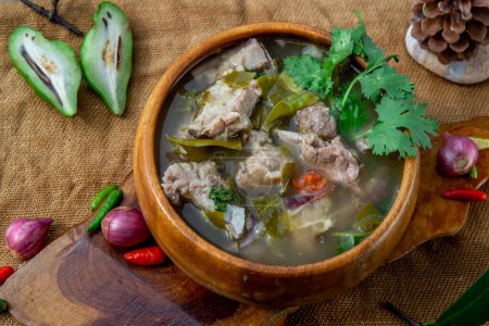 Téléchargez les photos : "Pork spare rip Madan soup (Kra Dook Moo Tom Ma-Dun) in a wooden bowl, Traditional Thai food." - en image libre de droit
