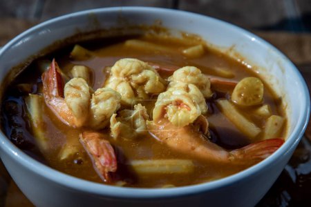 Téléchargez les photos : "Gros plan sur Soupe aigre avec tige de lotus et crevettes (kaeng som koong avec tige de lotus), cuisine thaïlandaise." - en image libre de droit