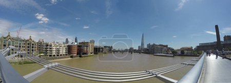 Foto de "Vista desde Millennium Bridge hacia The Shard y Tower Bridge en un hermoso día soleado en Londres, Inglaterra" - Imagen libre de derechos