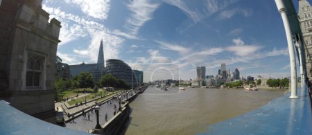 Foto de Increíble vista desde Tower Bridge hasta The Shard, City Hall y el distrito financiero de Londres - Imagen libre de derechos