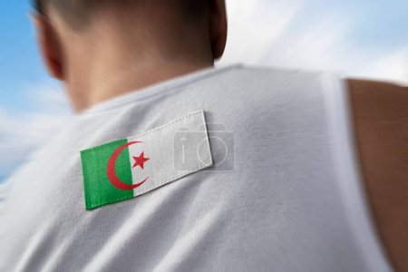 Téléchargez les photos : Le drapeau national de l'Algérie sur le dos de l'athlète - en image libre de droit