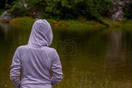 Téléchargez les photos : "La jeune femme est debout, regardant les beaux marais
." - en image libre de droit