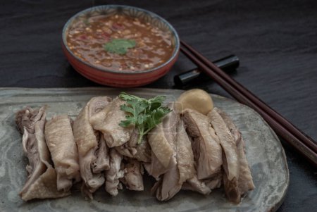 Téléchargez les photos : "Poulet cuit à la vapeur mariné à l'asiatique (Betong Chickken) et sauce dans une assiette en céramique. Servir refroidi comme apéritif." - en image libre de droit