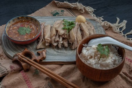 Foto de Estilo de comida asiática pollo al vapor marinado Betong Chickken con arroz y salsa en plato de cerámica. - Imagen libre de derechos