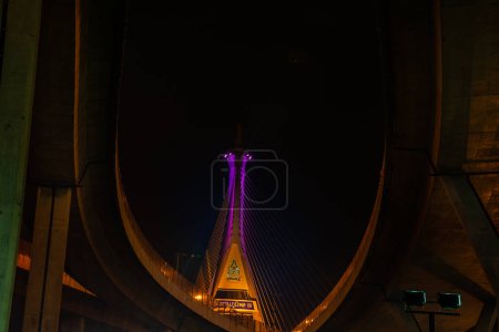 Téléchargez les photos : Scène nocturne Pont Bhumibol, Bangkok, Thaïlande - en image libre de droit