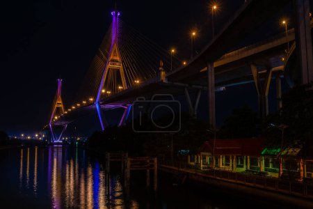 Foto de Escena nocturna Puente de Bhumibol, Bangkok, Tailandia - Imagen libre de derechos