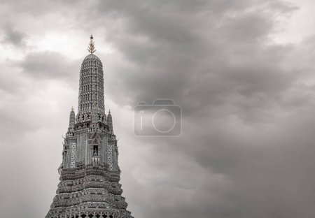 Foto de "Wat Arun Ratchawararam Ratchawaramahawihan, the temple of Dawn bangkok is a temple on the Thonburi west bank of the Chao Phraya River Wat Arun is among the best known of Thailand's landmark, Close-up" - Imagen libre de derechos