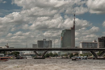 Téléchargez les photos : "Somdet Phra Chao Taksin Maharaj Bridge (Sathorn Bridge) est un pont traversant la rivière Chao Phraya avec une toile de fond de grands bâtiments et un ciel magnifique." - en image libre de droit