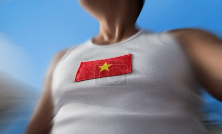 Téléchargez les photos : Le drapeau national du Vietnam sur la poitrine de l'athlète - en image libre de droit