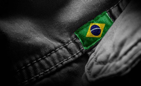 Téléchargez les photos : "Étiquette sur vêtements sombres sous la forme du drapeau du Brésil" - en image libre de droit