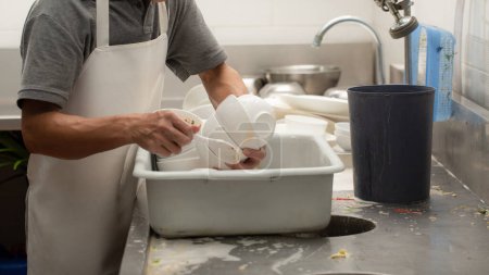 Foto de Hombre lavar plato de cerca - Imagen libre de derechos