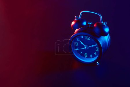 Foto de Reloj despertador iluminación colorida - Imagen libre de derechos