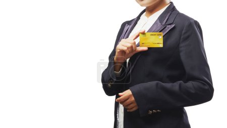 Téléchargez les photos : Femme d'affaires tenant la carte de crédit en main - en image libre de droit