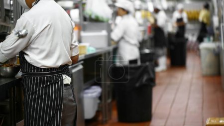 Foto de Visión borrosa de los chefs trabajando - Imagen libre de derechos