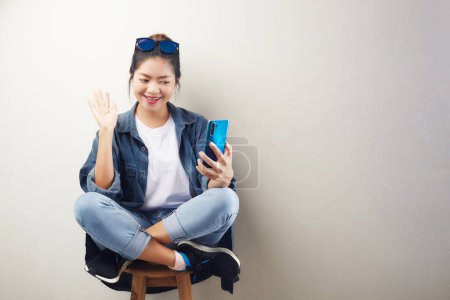 Téléchargez les photos : "souriant jeune asiatique femme
" - en image libre de droit