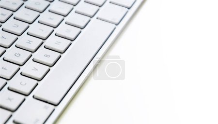 Téléchargez les photos : "Clavier d'ordinateur moderne avec touches blanches." - en image libre de droit