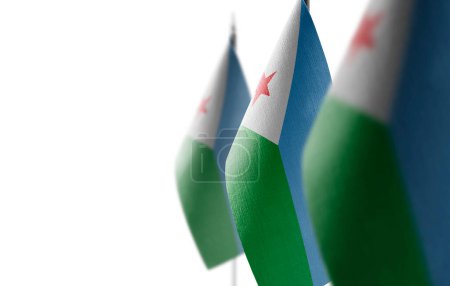 Téléchargez les photos : "Petits drapeaux nationaux des Djibouti sur fond blanc" - en image libre de droit