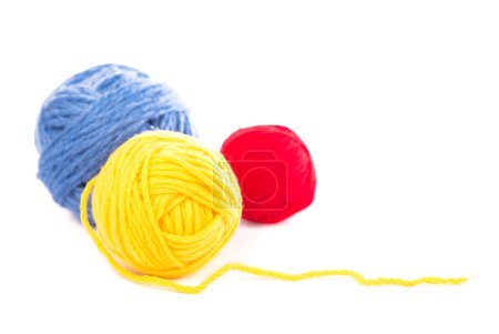 Foto de "bolas de hilos de lana azul, rojo y amarillo sobre el fondo blanco" - Imagen libre de derechos