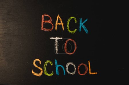 Téléchargez les photos : "Retour à l'école, le concept de parentalité. L'inscription sur le tableau noir craie colorée
." - en image libre de droit