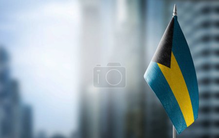 Téléchargez les photos : "Un petit drapeau des Bahamas sur le fond d'un fond flou" - en image libre de droit