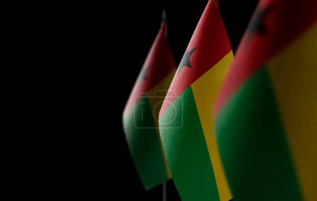 Téléchargez les photos : "Petits drapeaux nationaux de la Guinée Bissau sur fond noir" - en image libre de droit