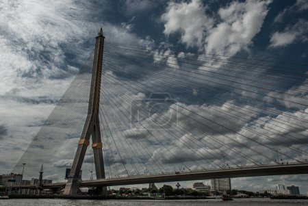 Téléchargez les photos : "Pont Rama Rama VIII, Pont de corde à travers la rivière Chao Phraya, Une haute tour en pylône en forme de V avec vue ciel bleu est arrière-plan et paysage urbain de Bangkok." - en image libre de droit