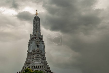 Foto de "Wat Arun Ratchawararam Ratchawaramahawihan, el templo de Dawn bangjalá es un templo en la orilla oeste de Thonburi del río Chao Phraya Wat Arun es uno de los más conocidos de Tailandia hito, Primer plano" - Imagen libre de derechos