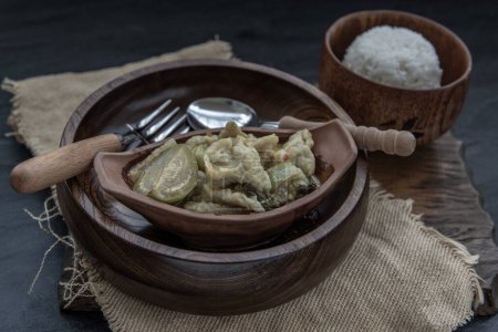 Téléchargez les photos : "Kaeng kheow hwan est curry vert avec boule de poisson servie avec du riz cuit à la vapeur. Nourriture traditionnelle populaire de Thaïlande. regarder délicieux." - en image libre de droit