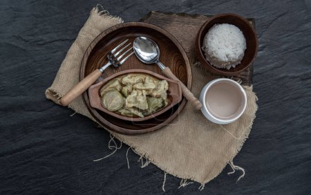 Téléchargez les photos : "Kaeng kheow hwan est curry vert avec boule de poisson servie avec du riz cuit à la vapeur. Nourriture traditionnelle populaire de Thaïlande. regarder délicieux." - en image libre de droit