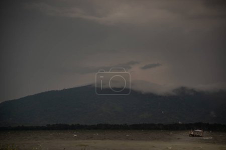 Téléchargez les photos : La beauté du réservoir Bang Phra sur le fond des montagnes couvertes de brume, province de Chonburi. - en image libre de droit
