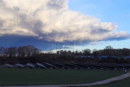Foto de Generar energía limpia con módulos solares en un gran parque en el norte de Europa - Imagen libre de derechos